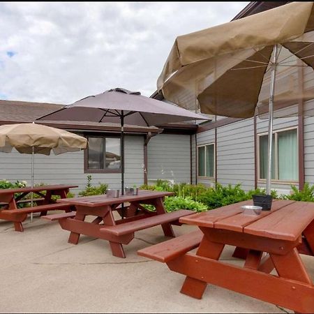 Clarion Pointe Hotel Tomah Exterior foto