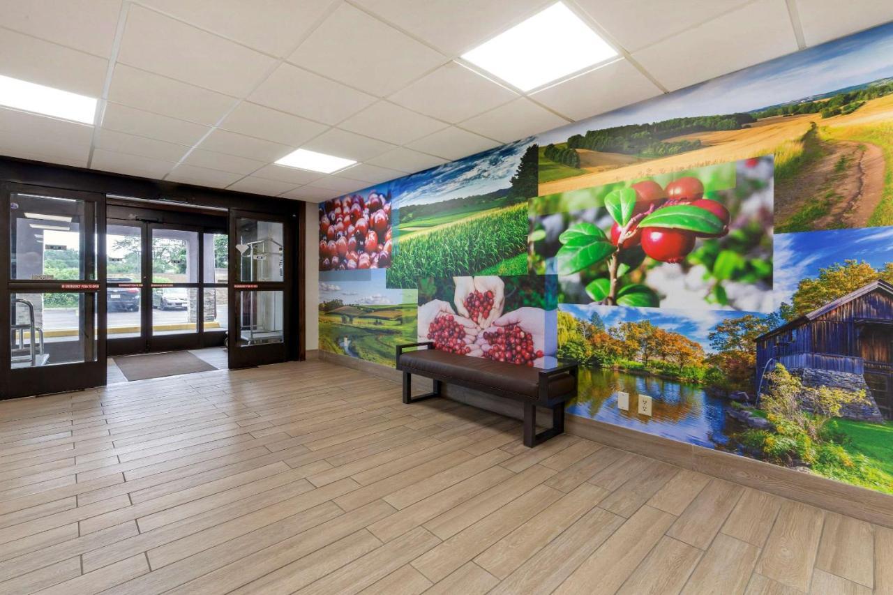 Clarion Pointe Hotel Tomah Exterior foto