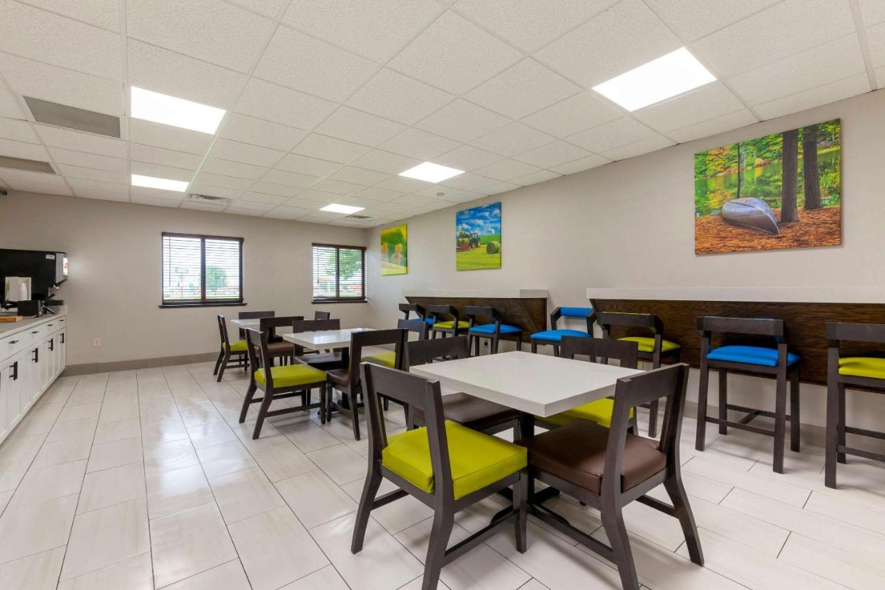 Clarion Pointe Hotel Tomah Exterior foto