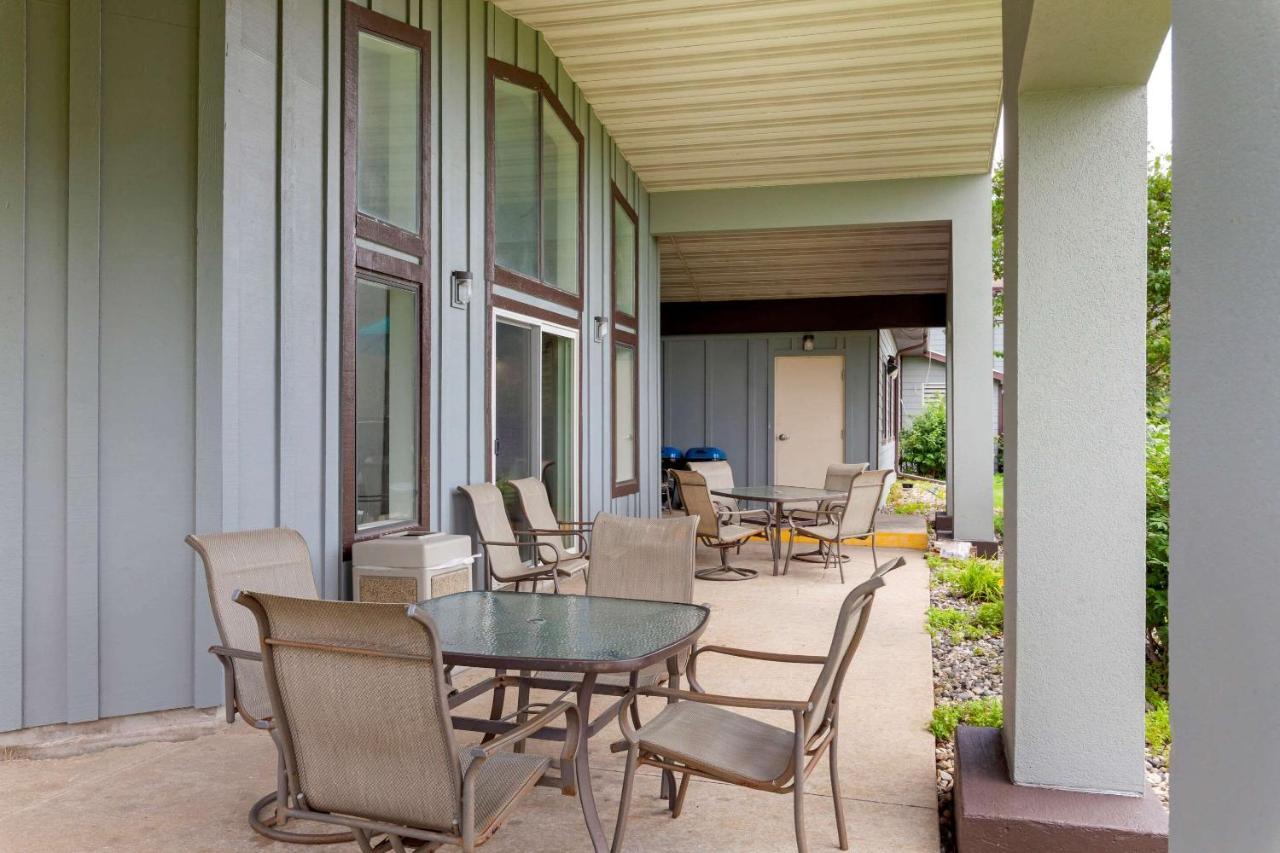Clarion Pointe Hotel Tomah Exterior foto