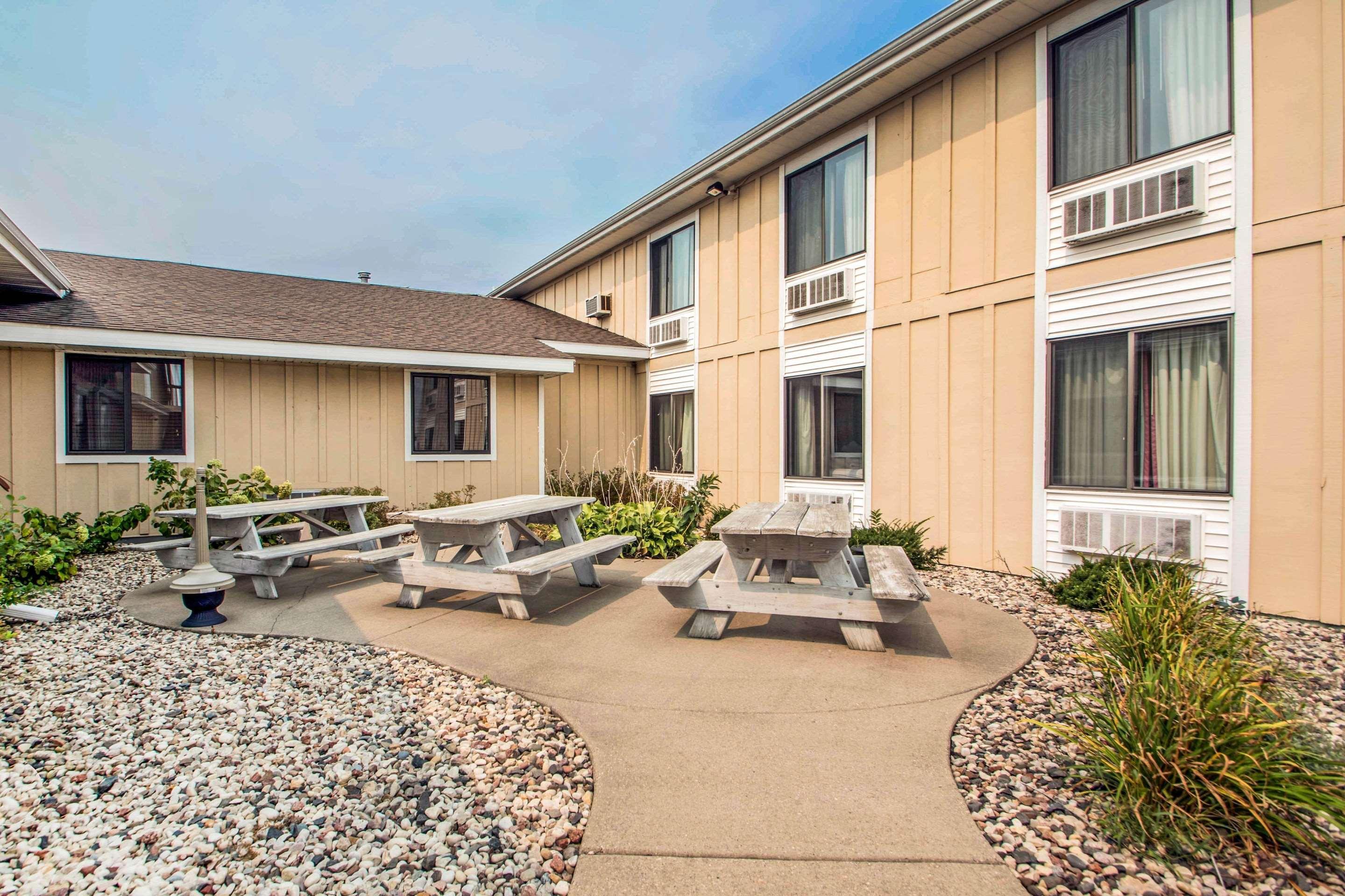 Clarion Pointe Hotel Tomah Exterior foto